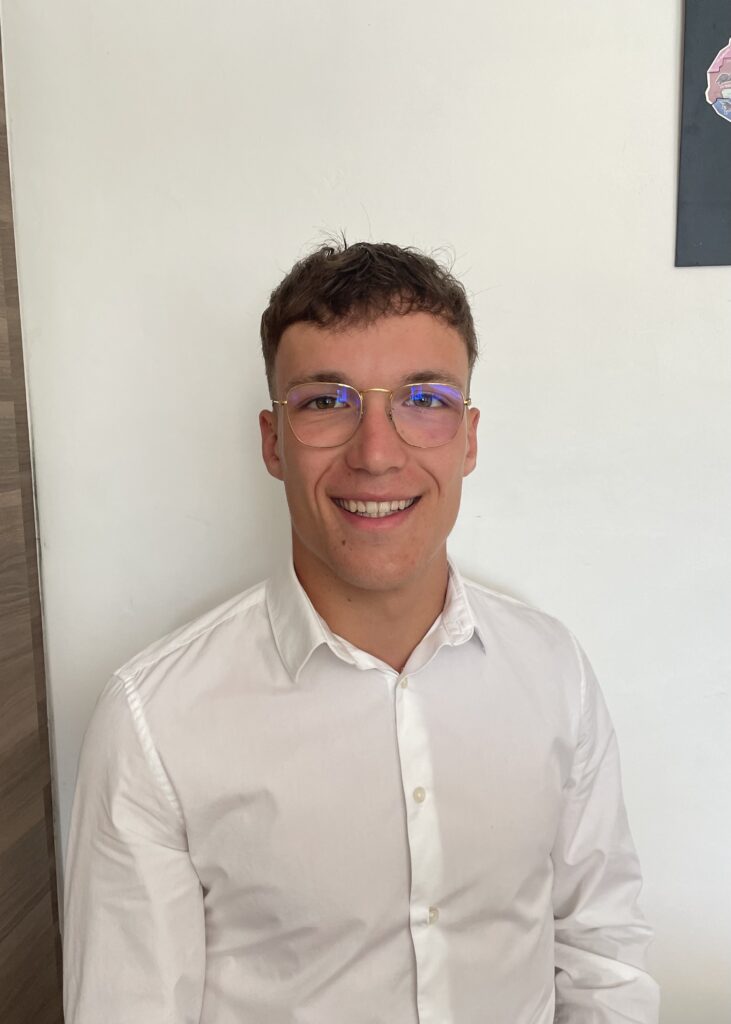 Photo prise en tenue professionnelle pour mon stage chez Hacquin Immobilier.